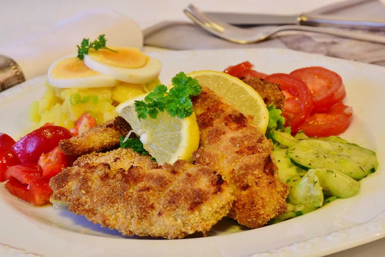 Schnitzel with cucumber salad, tomatoes & lemon slices