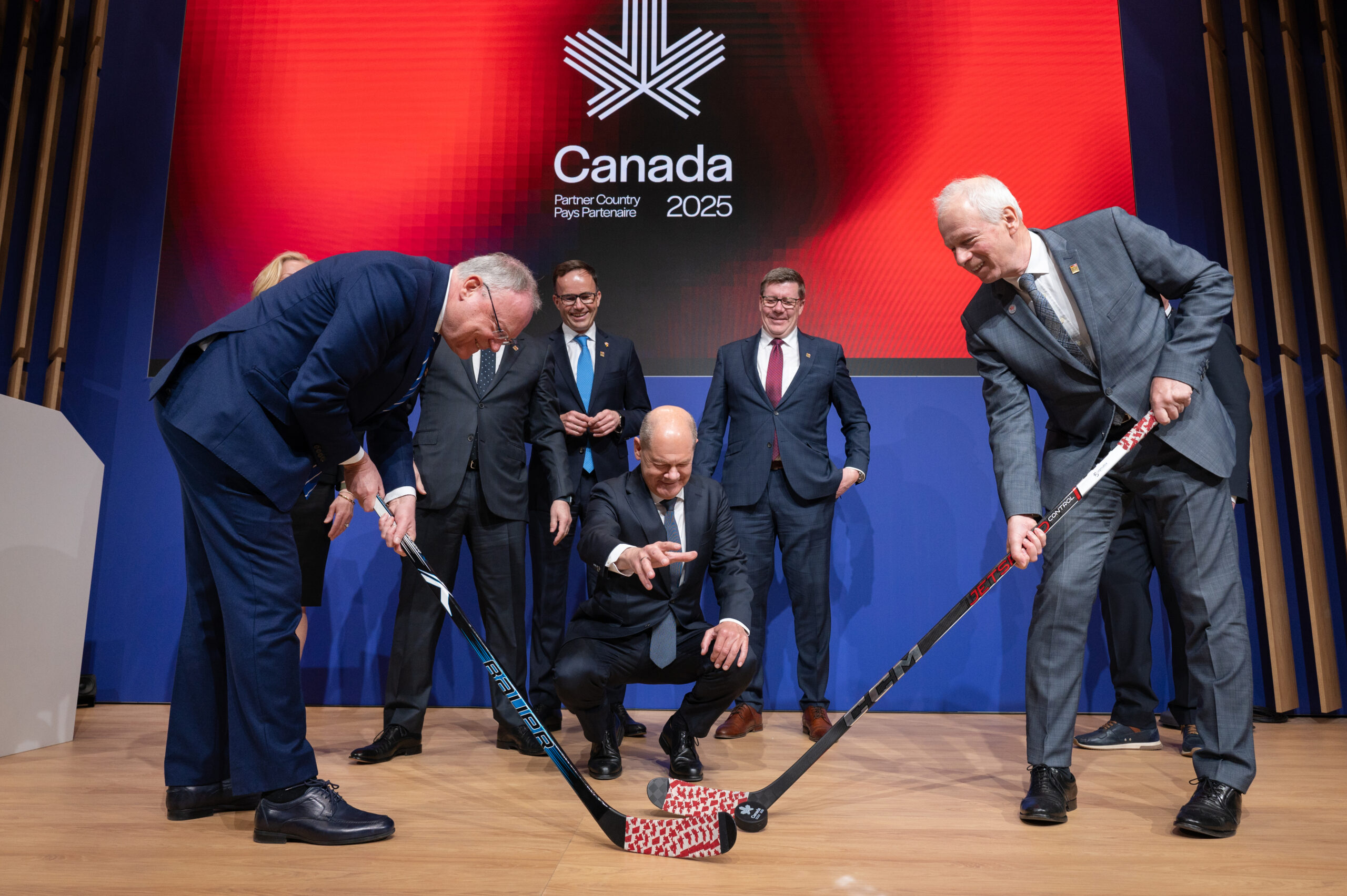 Hannover Messe 2025 - Bundeskanzler Olaf Scholz spielt Hockey