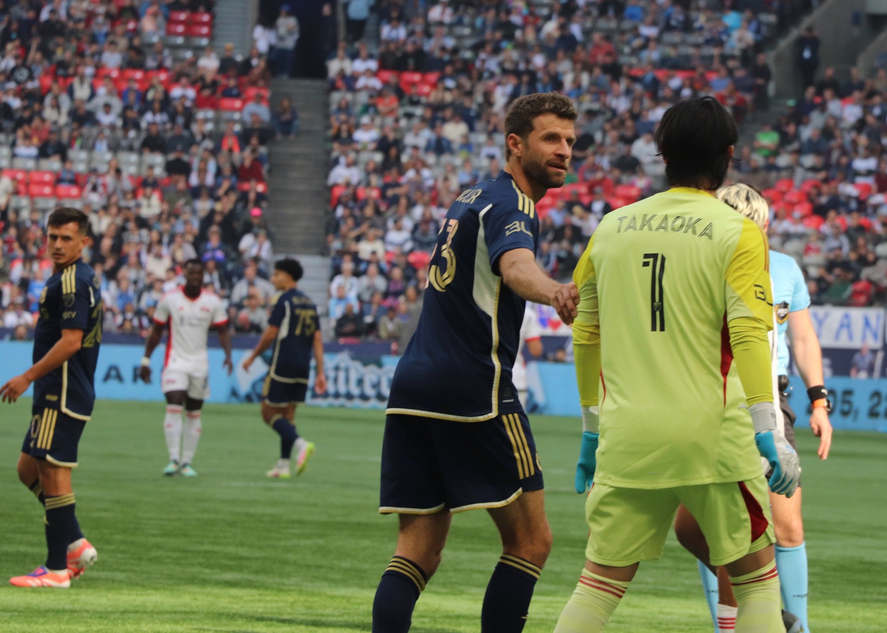 Müller giving Takaoka some advice.