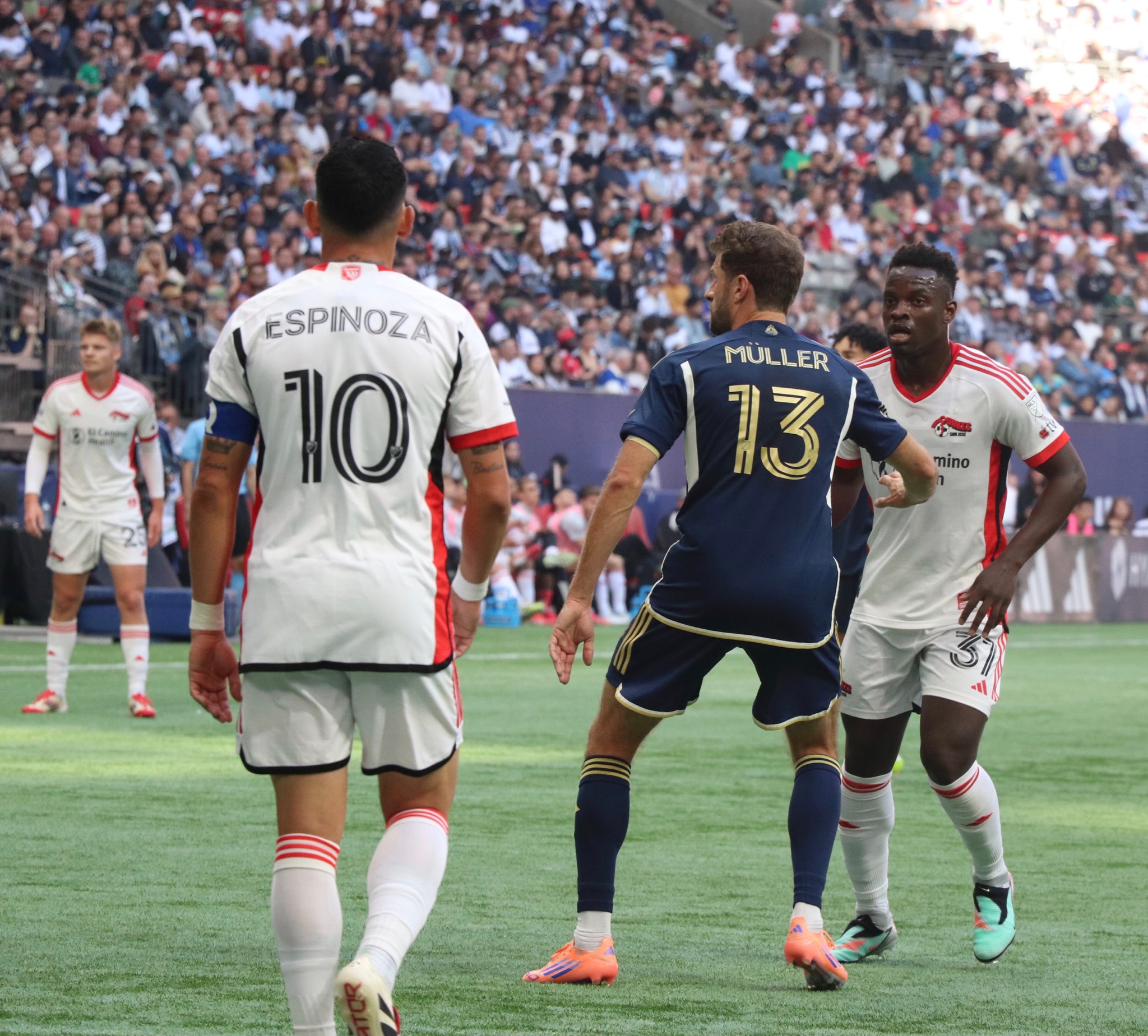 Surrounded by the competitor on all sides, Müller still prevails.