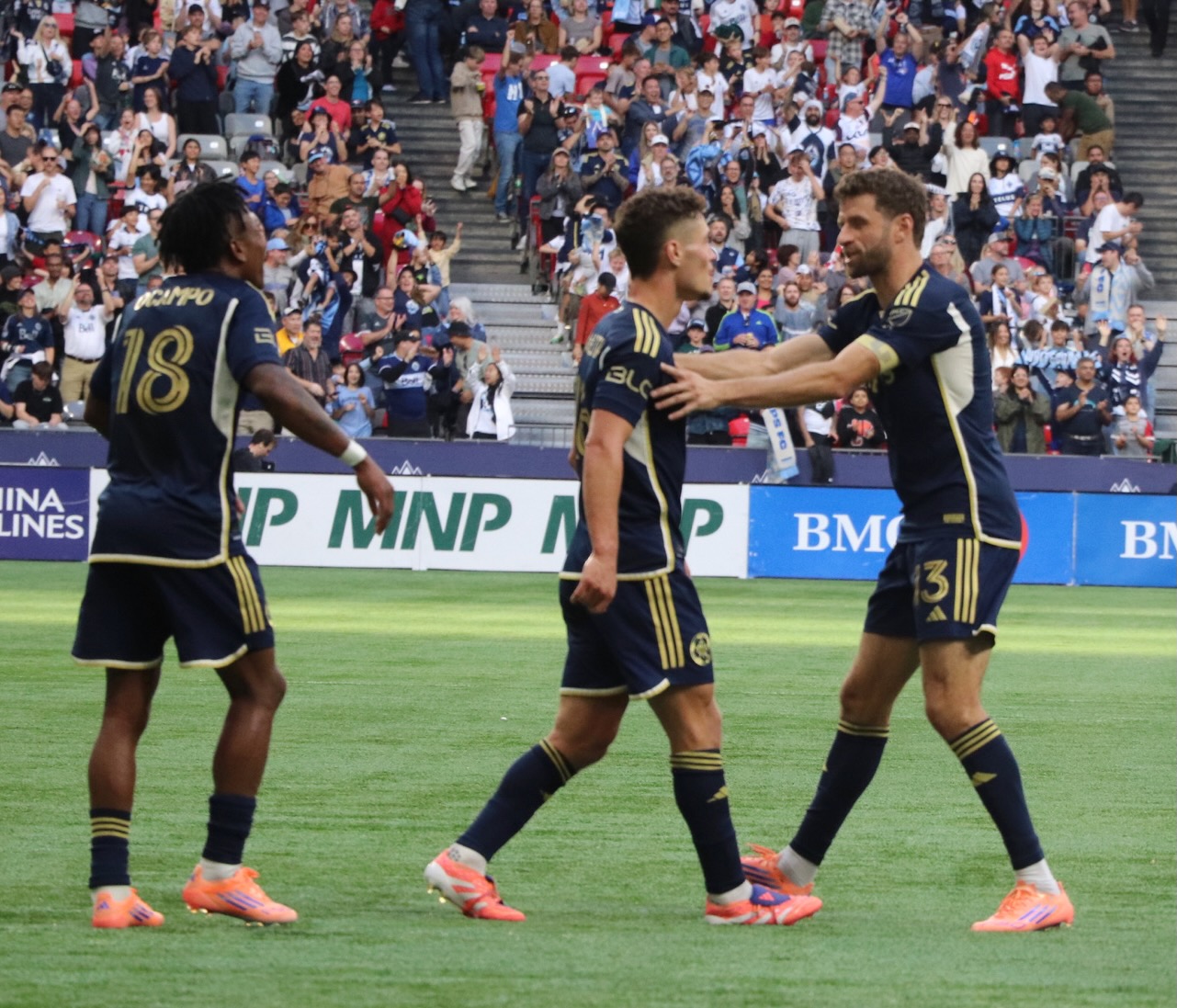 Müller talking to Berhalter during the match.