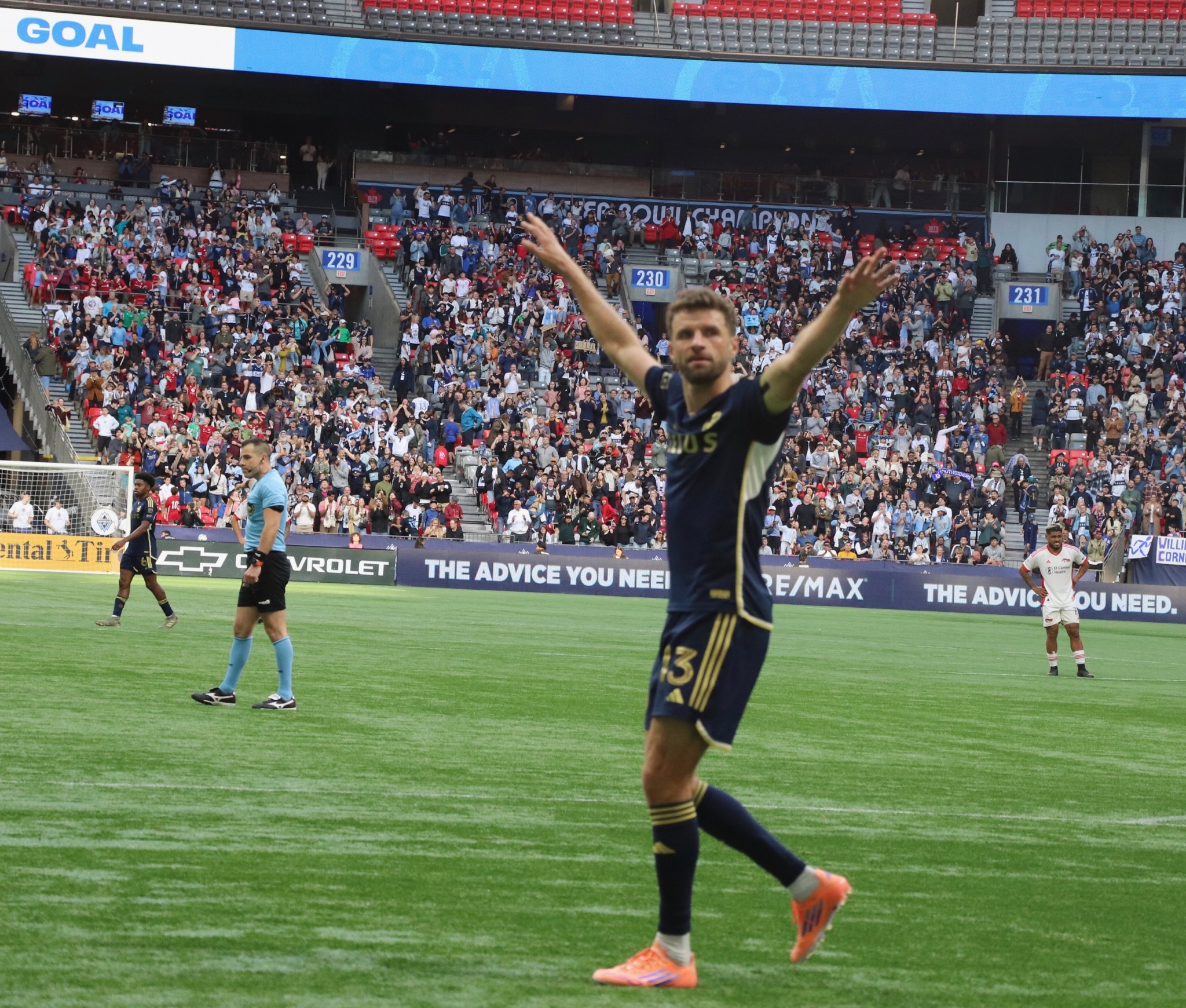 Müller winning a goal!