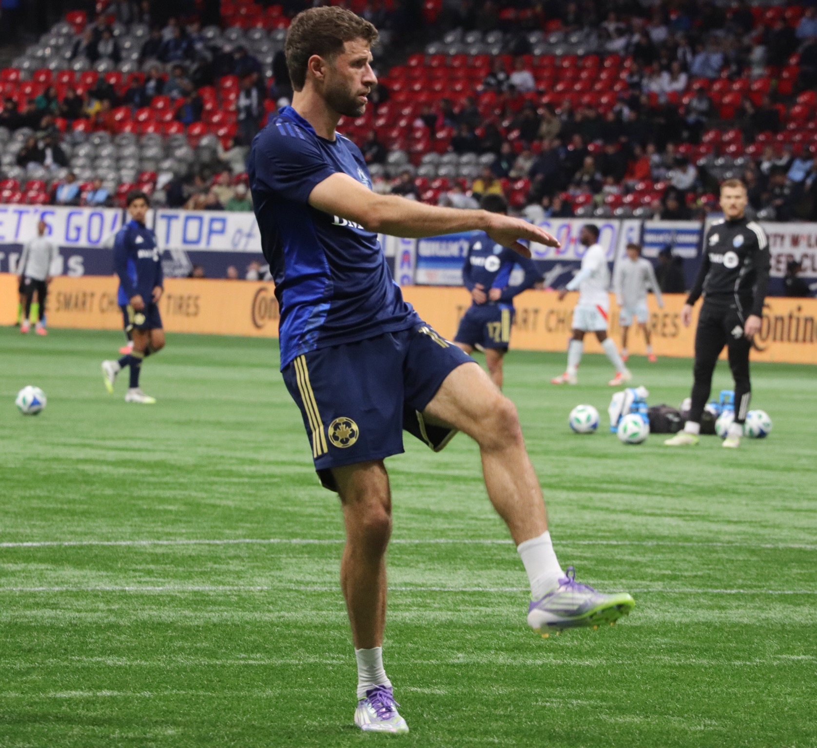 Müller kicking the ball