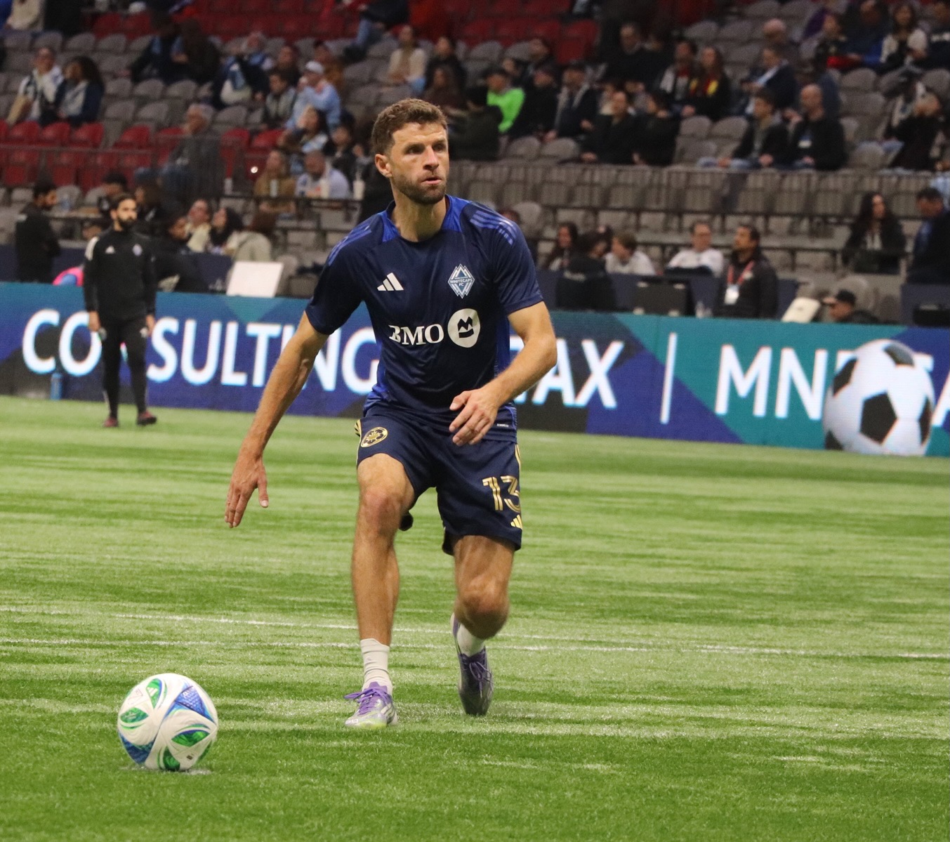 Müller just about to kick the ball.