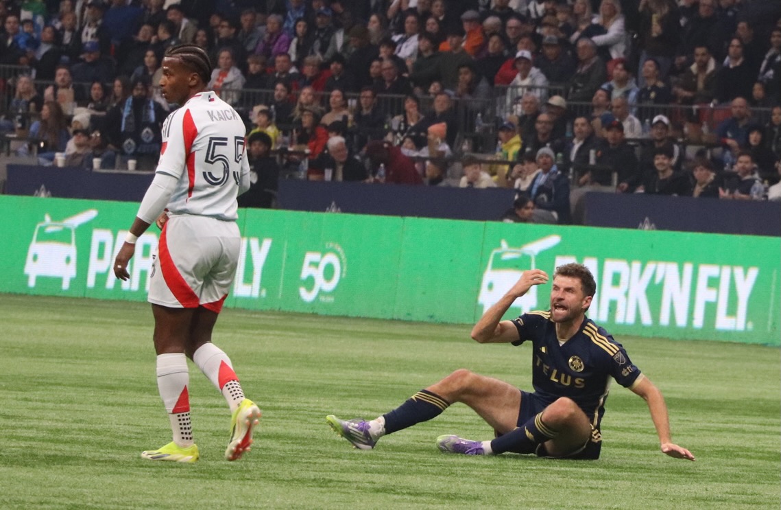 Not where he wants to be - Thomas Müller shouted something on the ground.