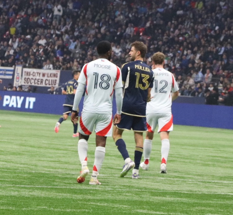 Müller in between two Dallas players.