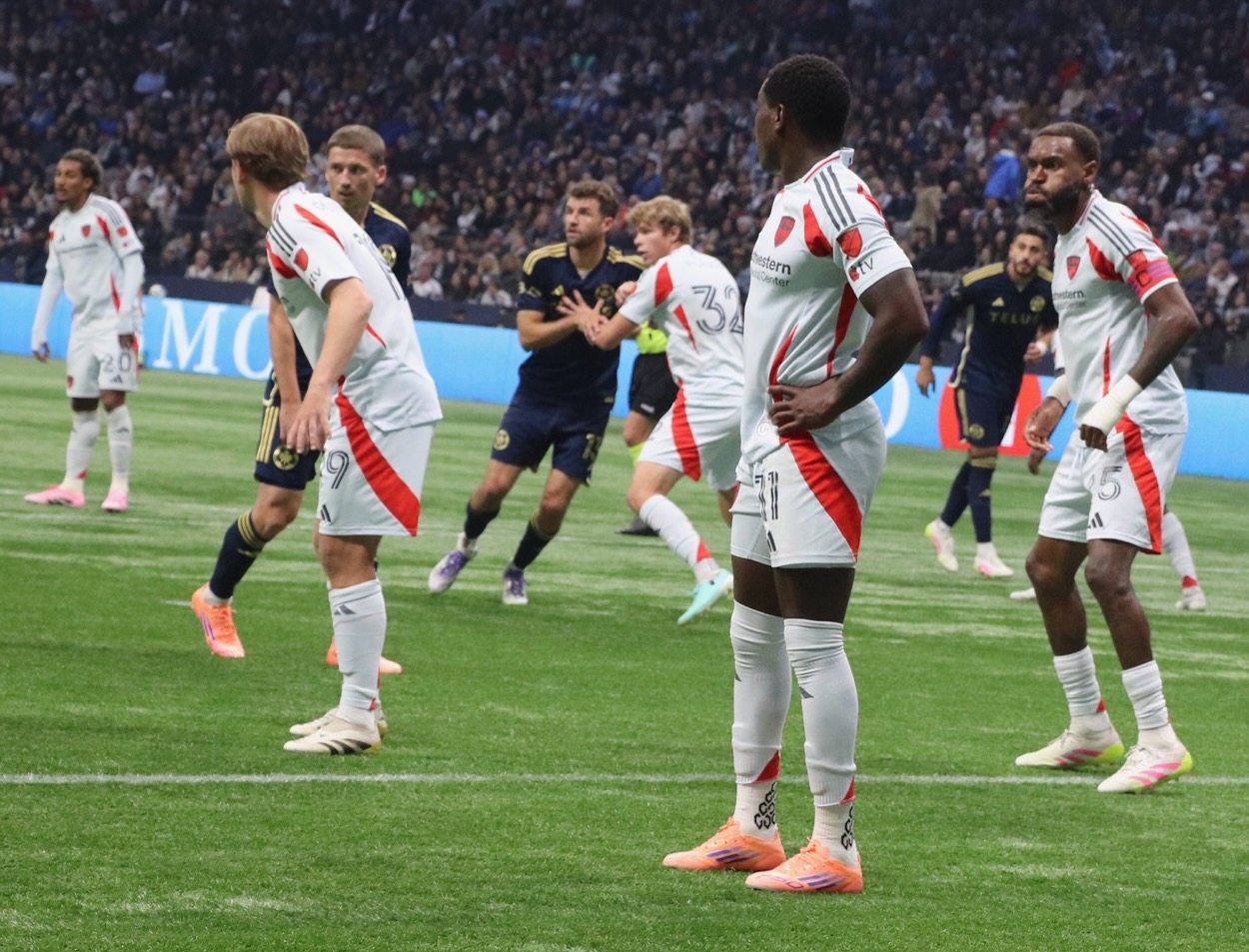 32 Nolan Norris pushing Thomas Müller