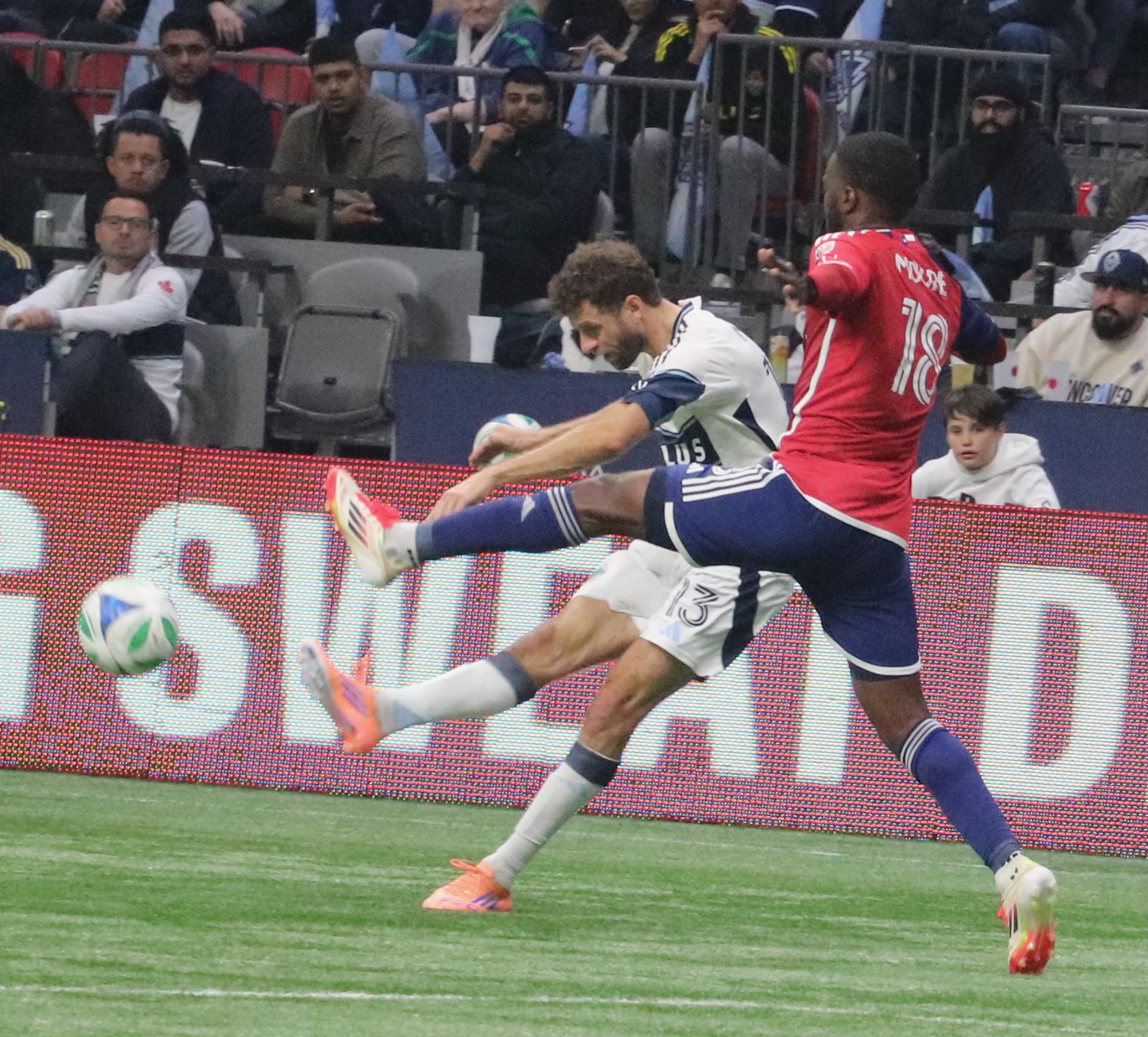 Shaq Moore vs. Thomas Müller